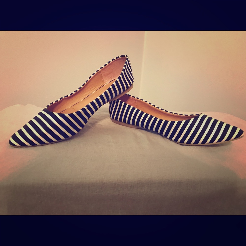Black & White Flats